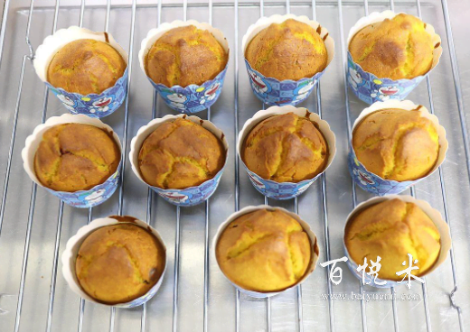 2個(gè)雞蛋做11杯蛋糕，不打發(fā)雞蛋不放黃油，拌一拌就烤蓬松暄軟